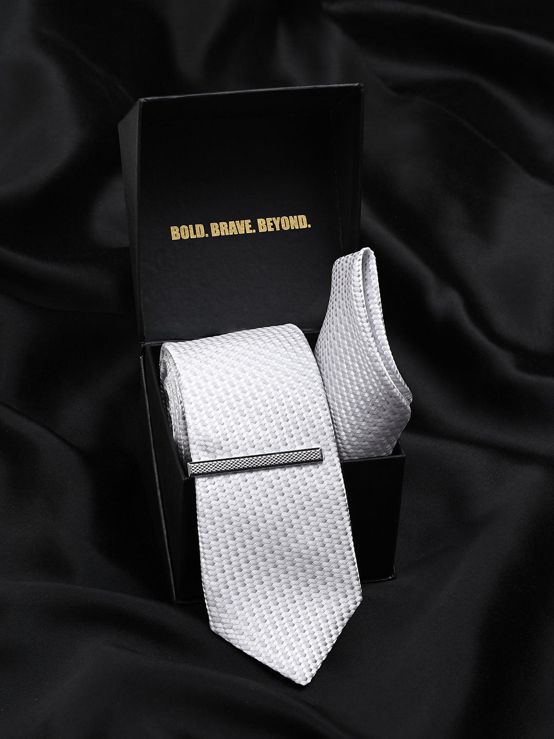 Textured White Luxury Polyster Micro Fabric Necktie Set Pocket Square Chrome Tiepin